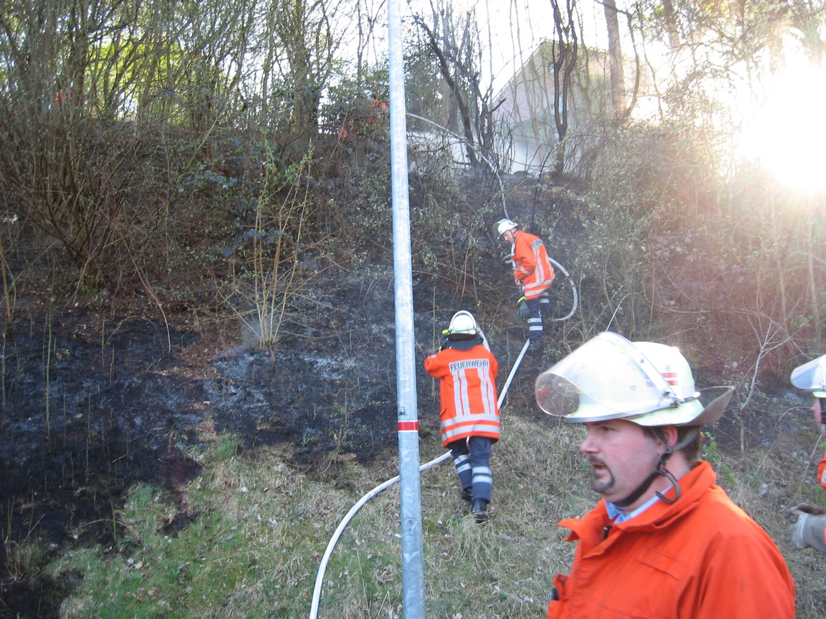 POL-HOL: Holzminden - Riemenschneiderstraße: Vermutlich Kinder verursachen Böschungsbrand - Erhöhte Gefahr durch Trockenheit -