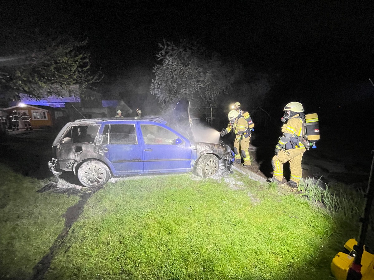 FW Lehrte: Auto brennt im Garten