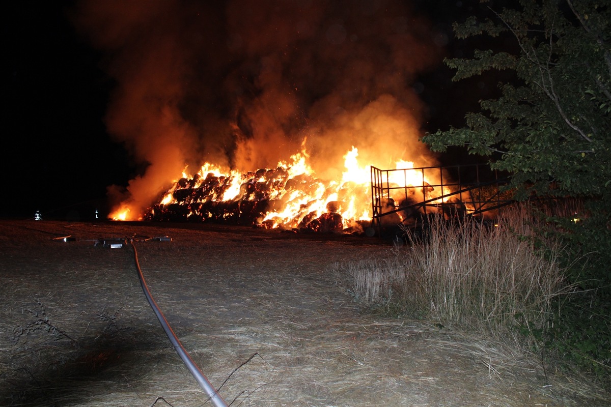 POL-HAM: Brand von 220 Heuballen