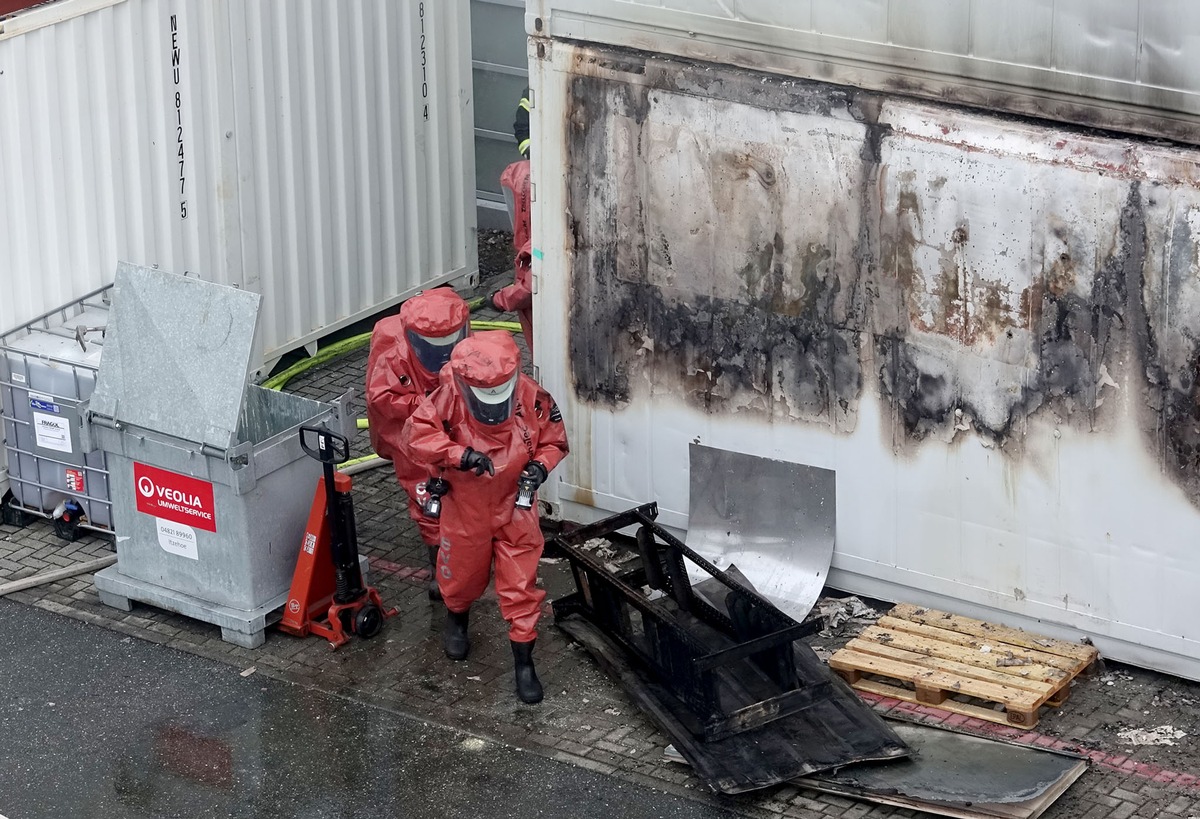 FW-RD: Brennende Akkus sorgen für Großeinsatz in Flintbek