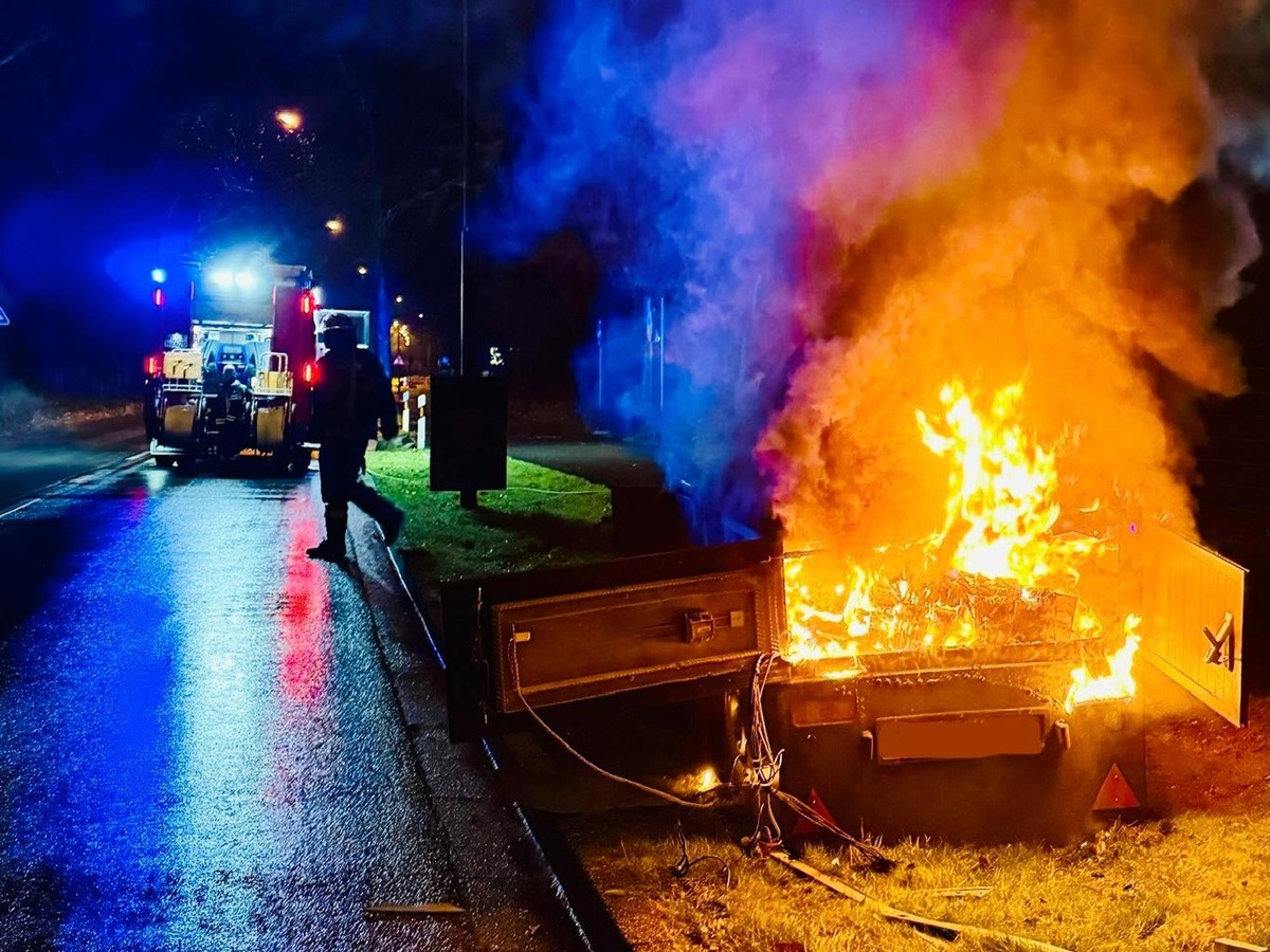 FW Neukirchen-Vluyn: Brennender Blitzeranhänger in Neukirchen-Vluyn