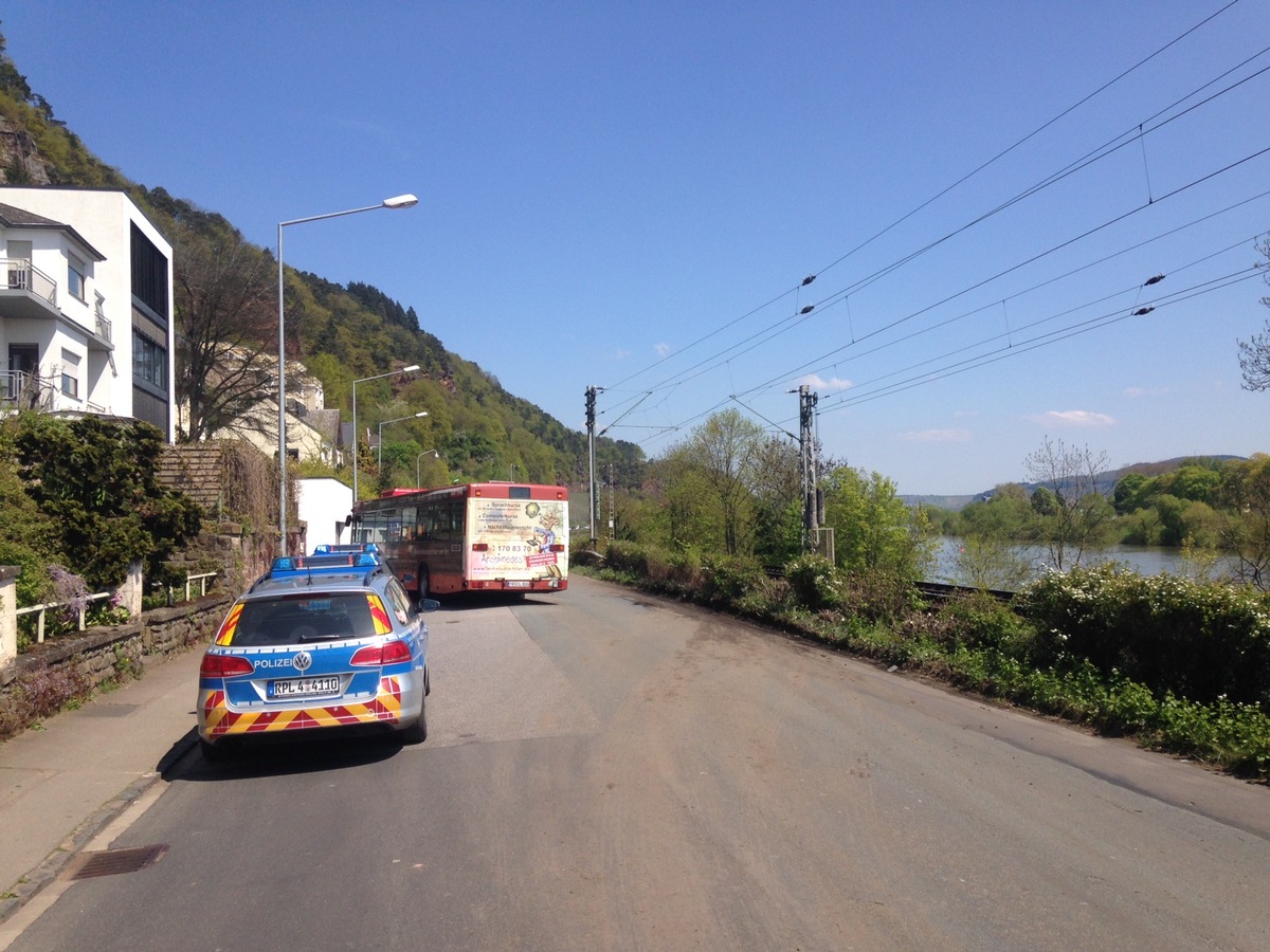 POL-PPTR: Bus verliert Rad - Verkehrsbehinderung in Bonner Straße