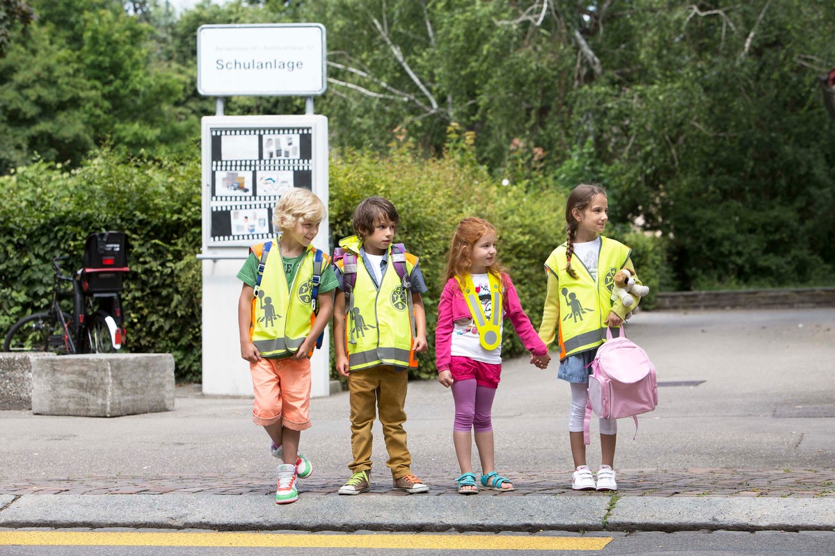 Le TCS offre 80&#039;000 gilets de sécurité pour le « chemin de l&#039;école » (IMAGE)