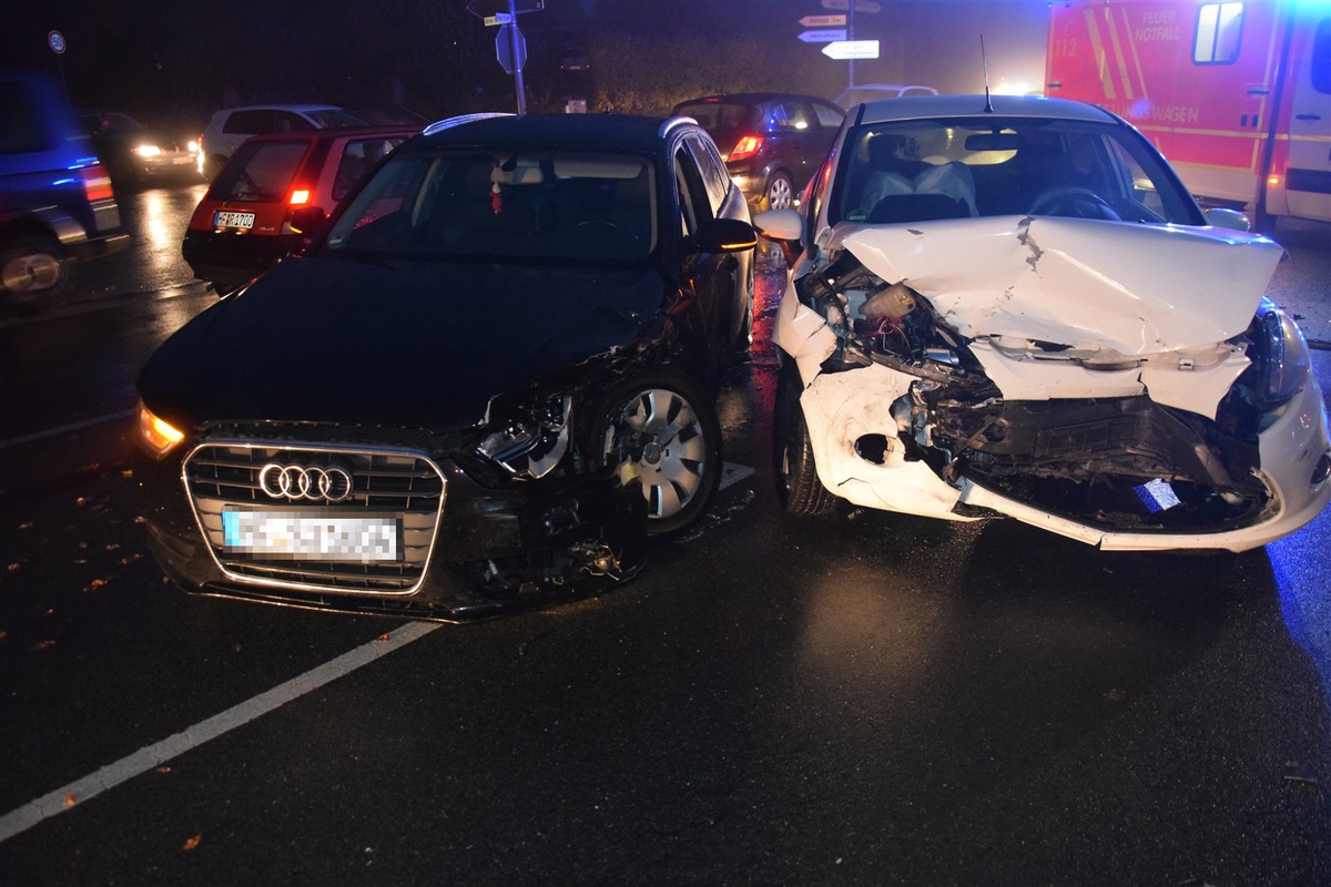 POL-HF: Verkehrsunfall mit Verletzten -  Beim Geradeausfahren Vorfahrt missachtet