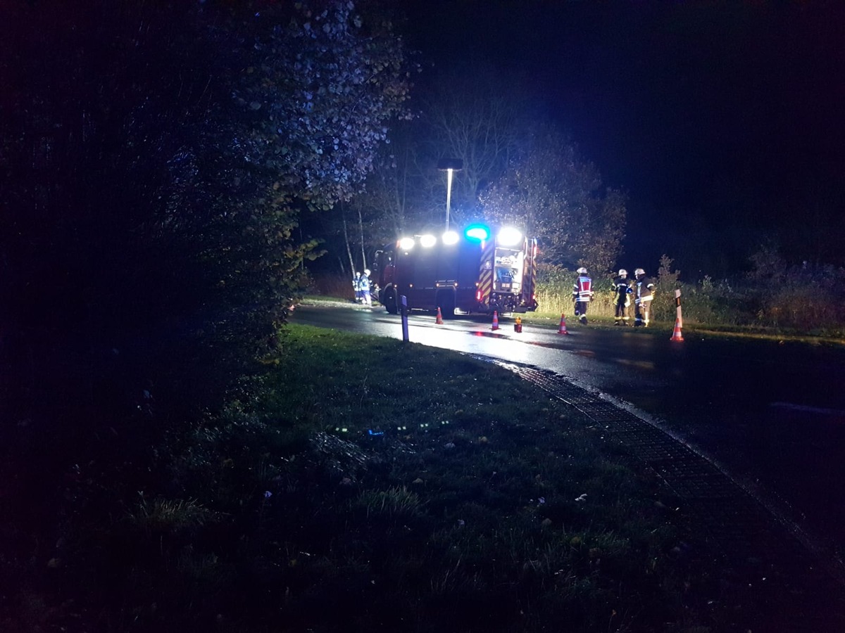 FFW Schiffdorf: Verkehrsunfall auf der Kreisstraße 60: 20 Jähriger kommt von Fahrbahn ab