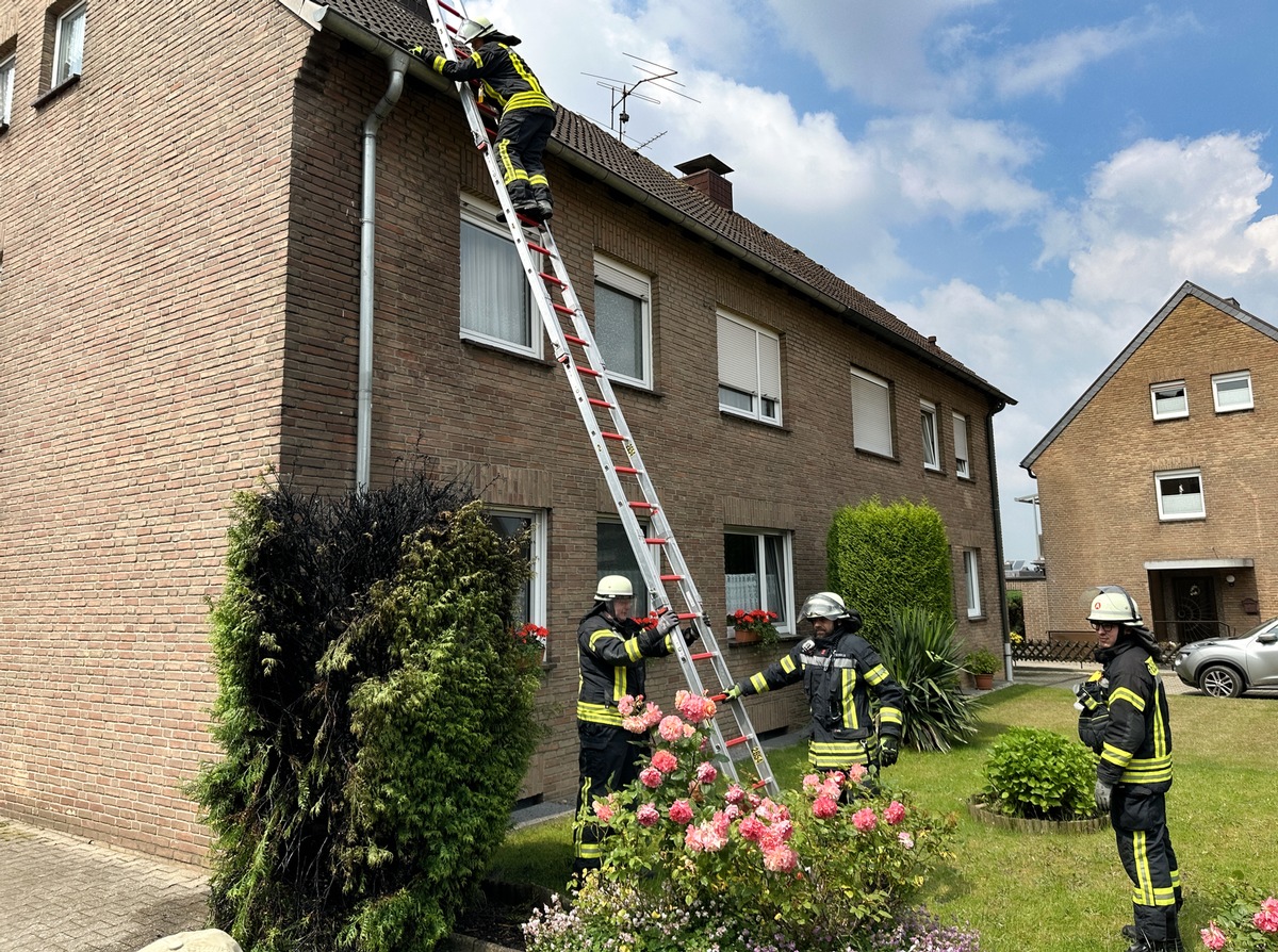 FFW Schwalmtal: Flämmarbeiten setzen Hecke in Brand