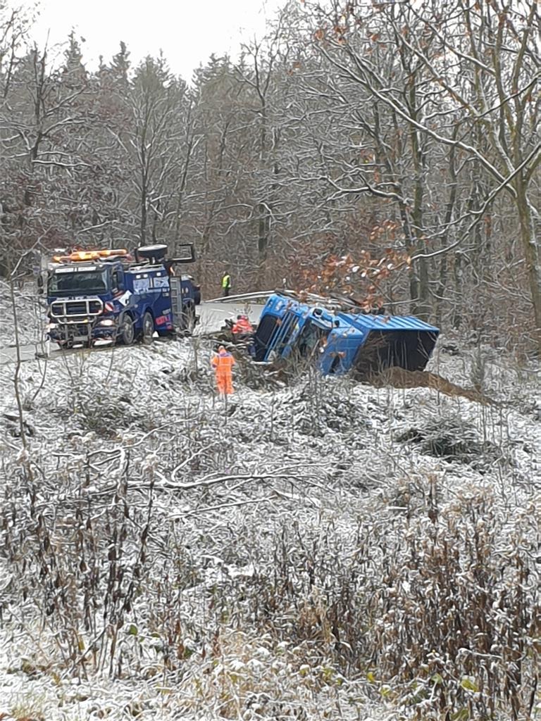 POL-PDNR: Kirchen - Lkw stürzt eine Böschung hinunter