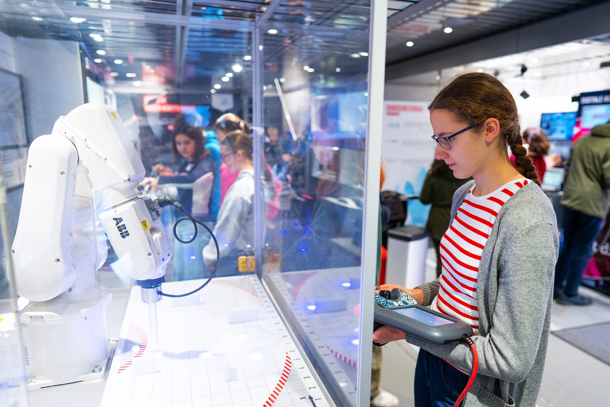 Hightech-Ausstellung in Dußlingen (13.-14.11.): Jugendliche entdecken MINT-Berufe im Truck