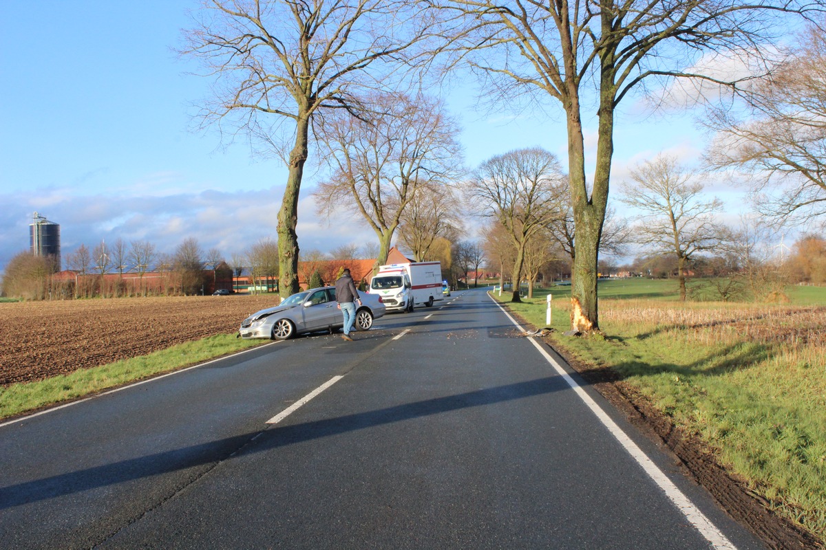 POL-NI: Pkw prallt frontal gegen Straßenbaum