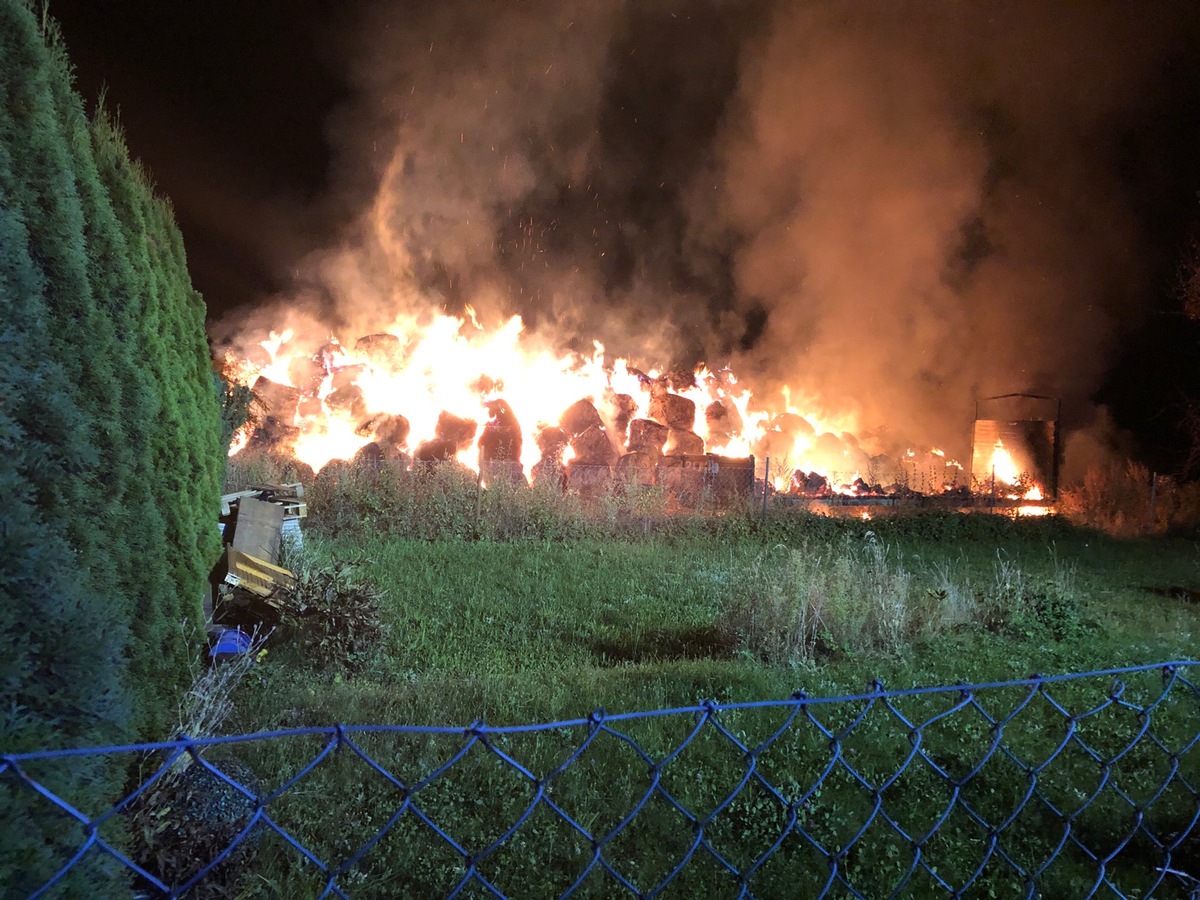 POL-PDPS: Brand von 300-400 Rundballen