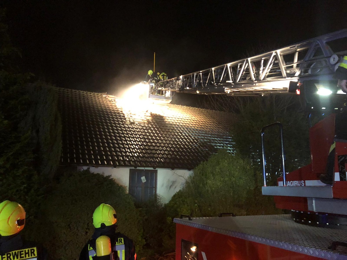 Feuerwehr Weeze: Brand eines leerstehenden Gebäudes am Flughafenring