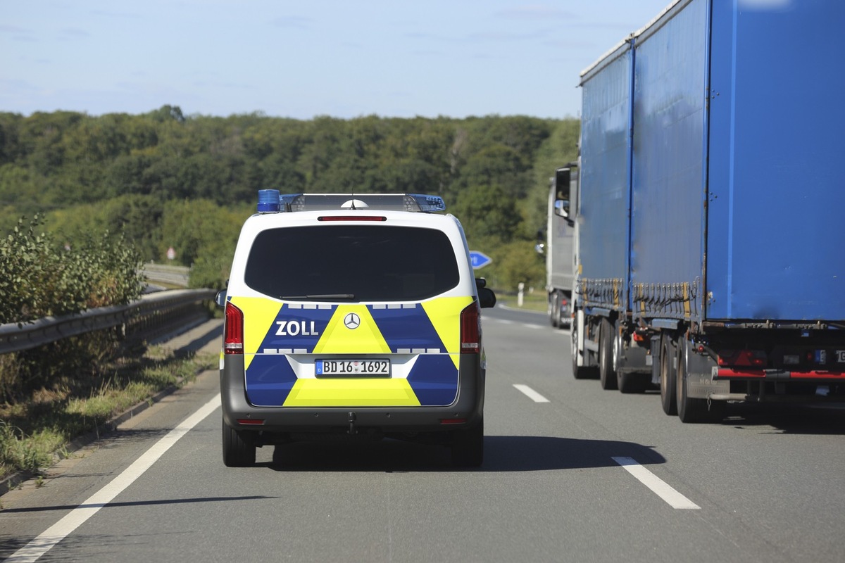 HZA-KA: ZOLL mit Großaufgriff: 106 kg Marihuana in LKW gefunden