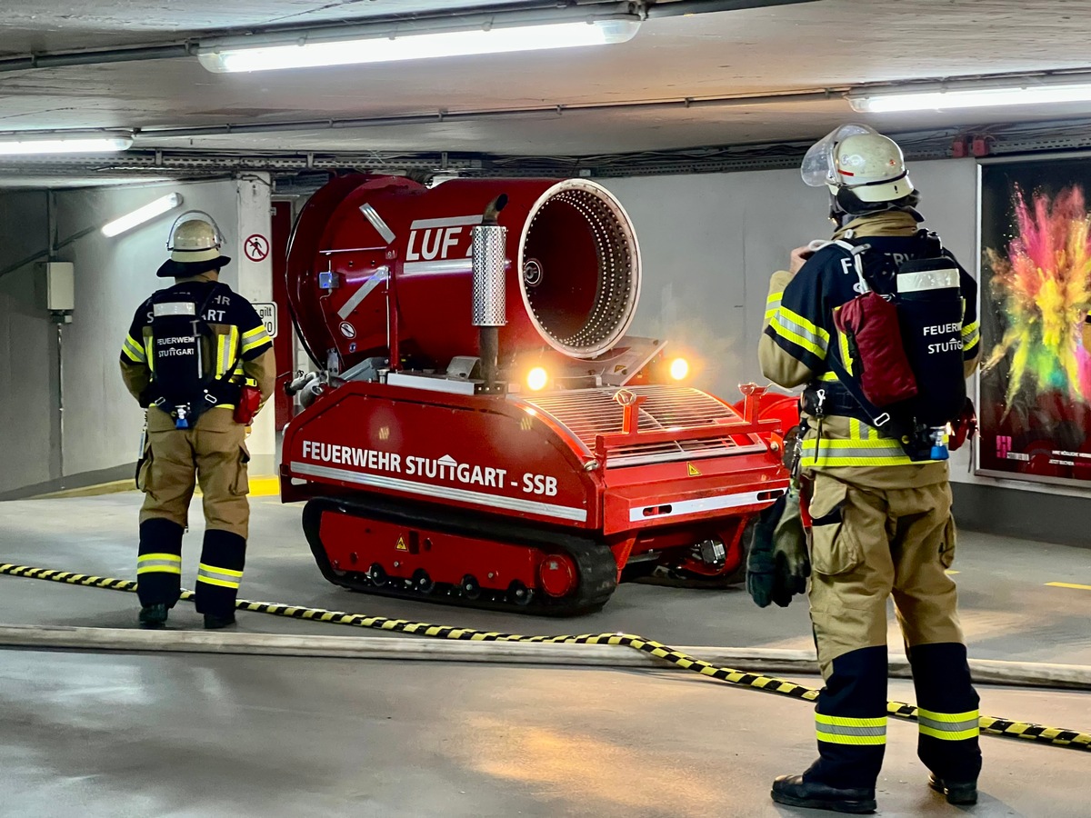 FW Stuttgart: Brennende PKW in SI-Veranstaltungszentrum führen zu starker Rauchentwicklung