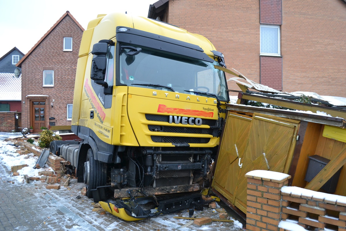 POL-HI: Nettlingen - Sattelzugmaschine gerät ins Schleudern und landet im Garagenhof eines Mehrfamilienhauses.