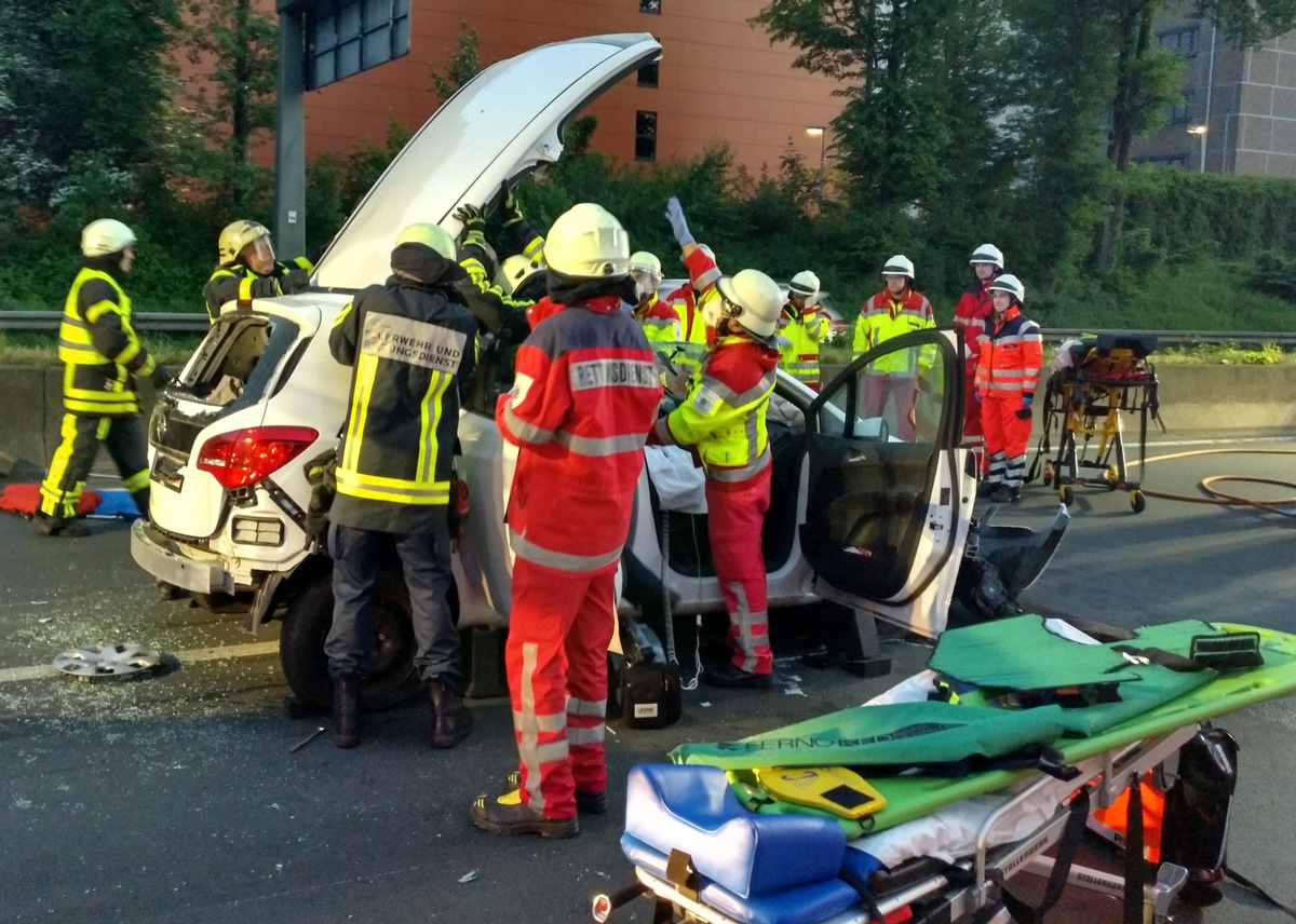 FW-BO: Verkehrsunfall auf der A 40 - Zwei Verletzte nach Zusammenstoß zwischen einem PKW und einem LKW