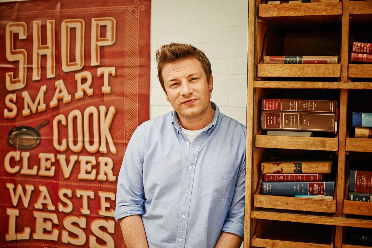 Weniger wegschmeißen, mehr genießen! Starkoch Jamie Oliver mit neuer TV-Show &quot;Cook clever mit Jamie&quot; erstmals in der Prime Time auf sixx - ab Mittwoch, 5. Februar 2014, um 21.10 Uhr (FOTO)