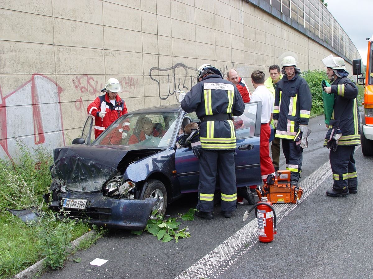 FW-E: Schwerer Verkehrsunfall auf der A52