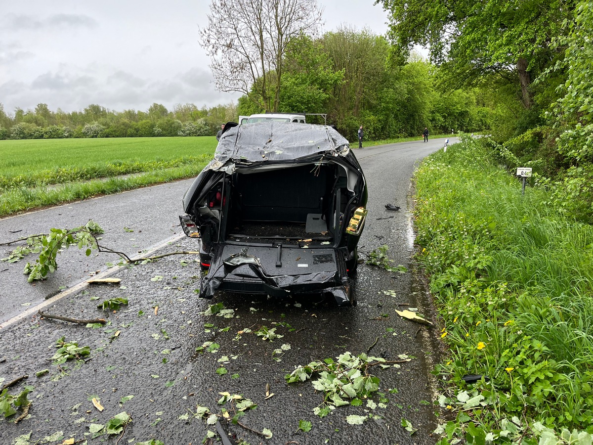 POL-MG: Baum stürzt auf Auto: 62-jähriger Mann schwer verletzt