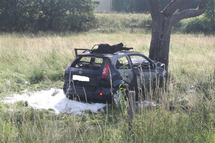 POL-PDMT: Verkehrsunfall mit verletzter Person, Pkw ausgebrannt