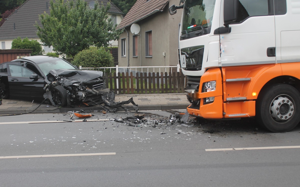 POL-HAM: Mercedes prallt gegen Lkw