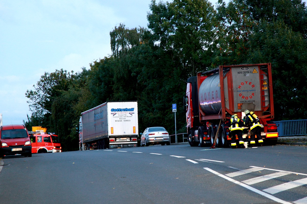 FW-E: Geringer Produktaustritt aus abgestelltem Gefahrguttransporter, keine Verletzten