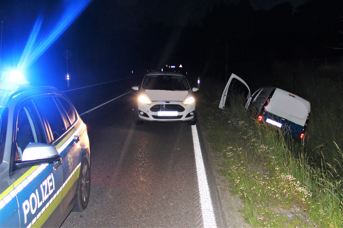 POL-VIE: Willich: Autofahrerin weicht entgegenkommenden Pkw aus und fährt in den Graben