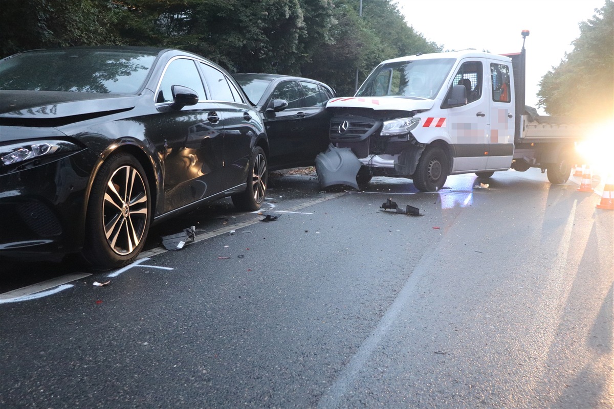 POL-ME: Verkehrsunfall mit einem Schwerverletzten und sechs beschädigten Fahrzeugen - Ratingen - 2409083