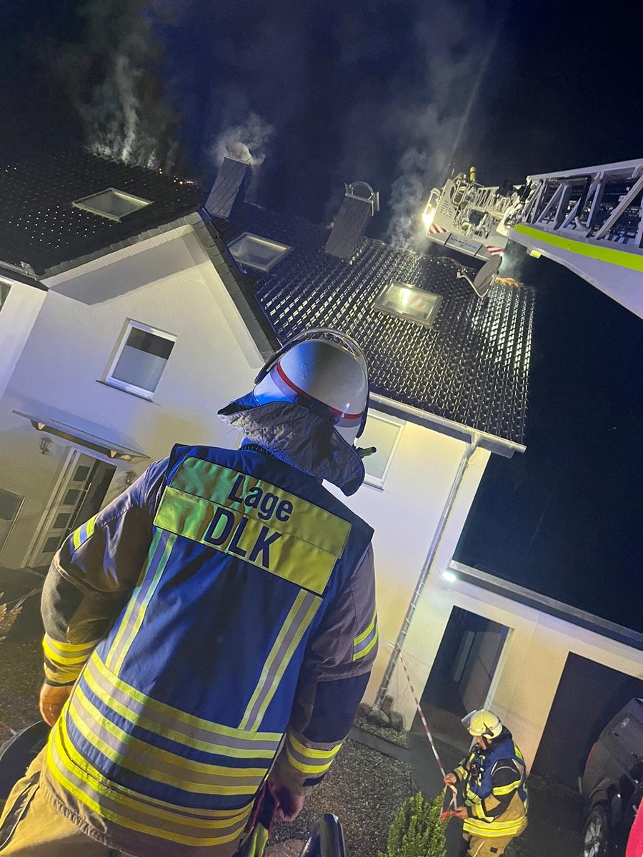 FW Lage: Feuer 3 / Dachstuhlbrand: Blitzeinschlag - 14.08.24 - 01:44 Uhr