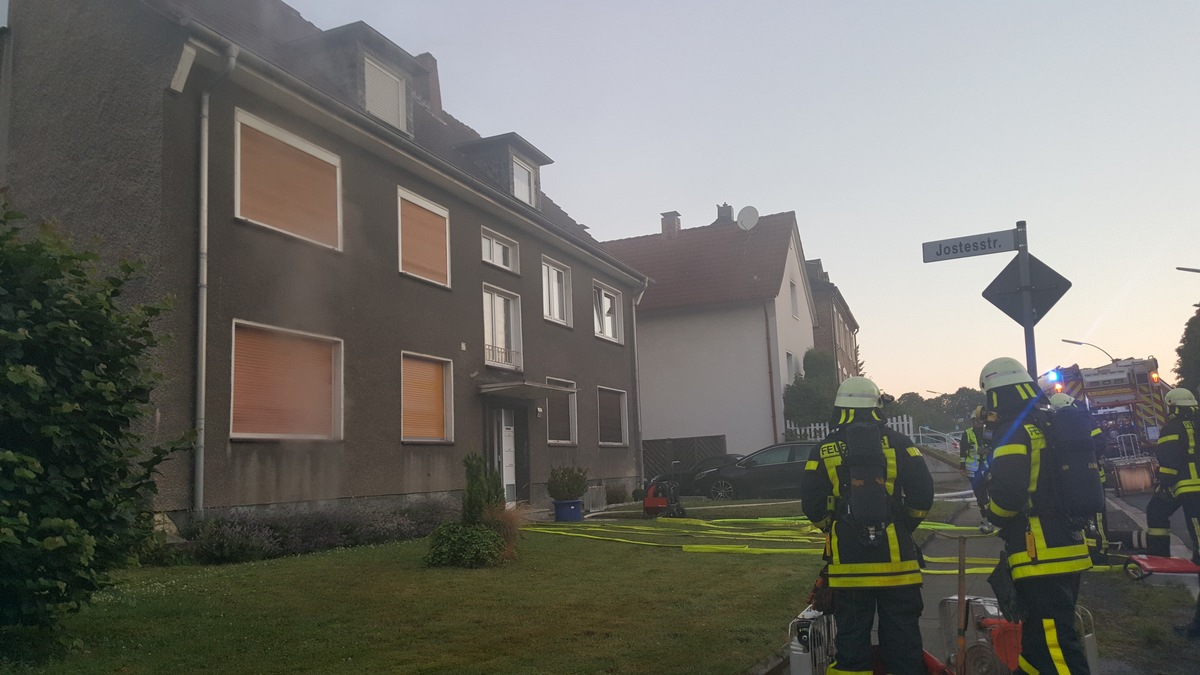 FW-RE: Kellerbrand in Mehrfamilienhaus