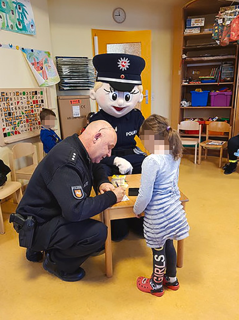 POL-AK NI: Weihnachtsüberraschung - Polizeiakademie besuchte einen integrativen Kindergarten in Uslar