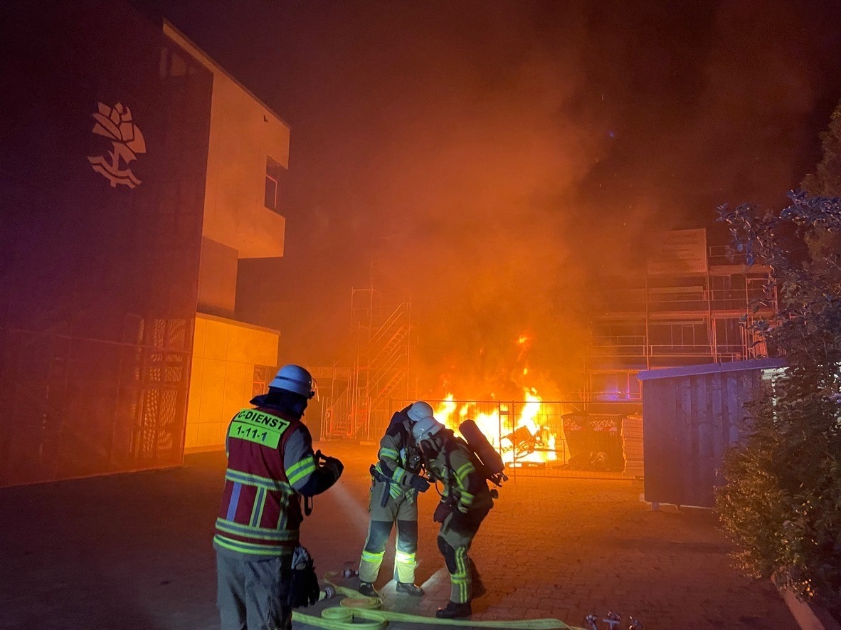 FW Bremerhaven: Feuer im Baustellenbereich des Schulzentrums Geschwister Scholl