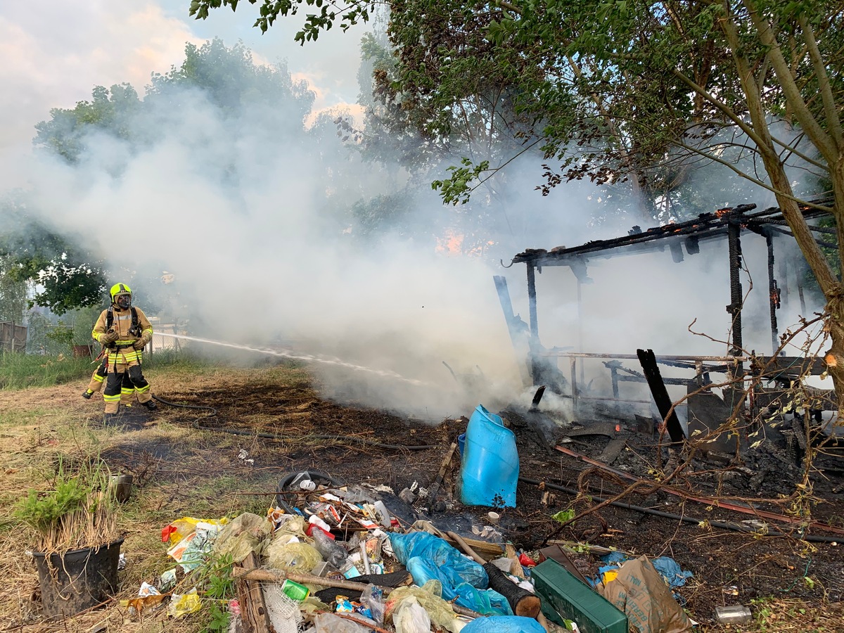 FW-Stolberg: Brand einer Gartenlaube