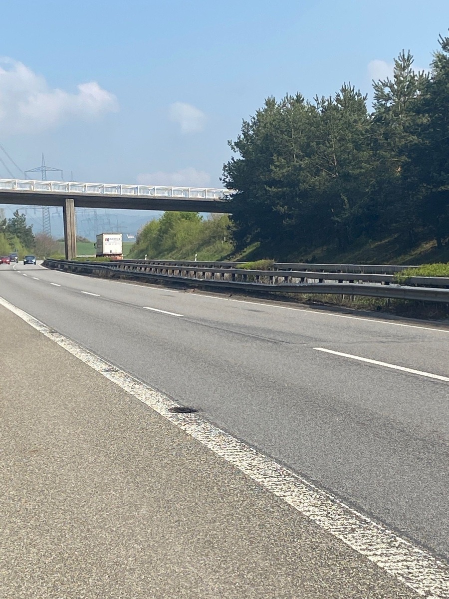 POL-PDKL: *Zeugen gesucht* Sattelzug beschädigt 20 Schutzplanken und fährt einfach weiter...