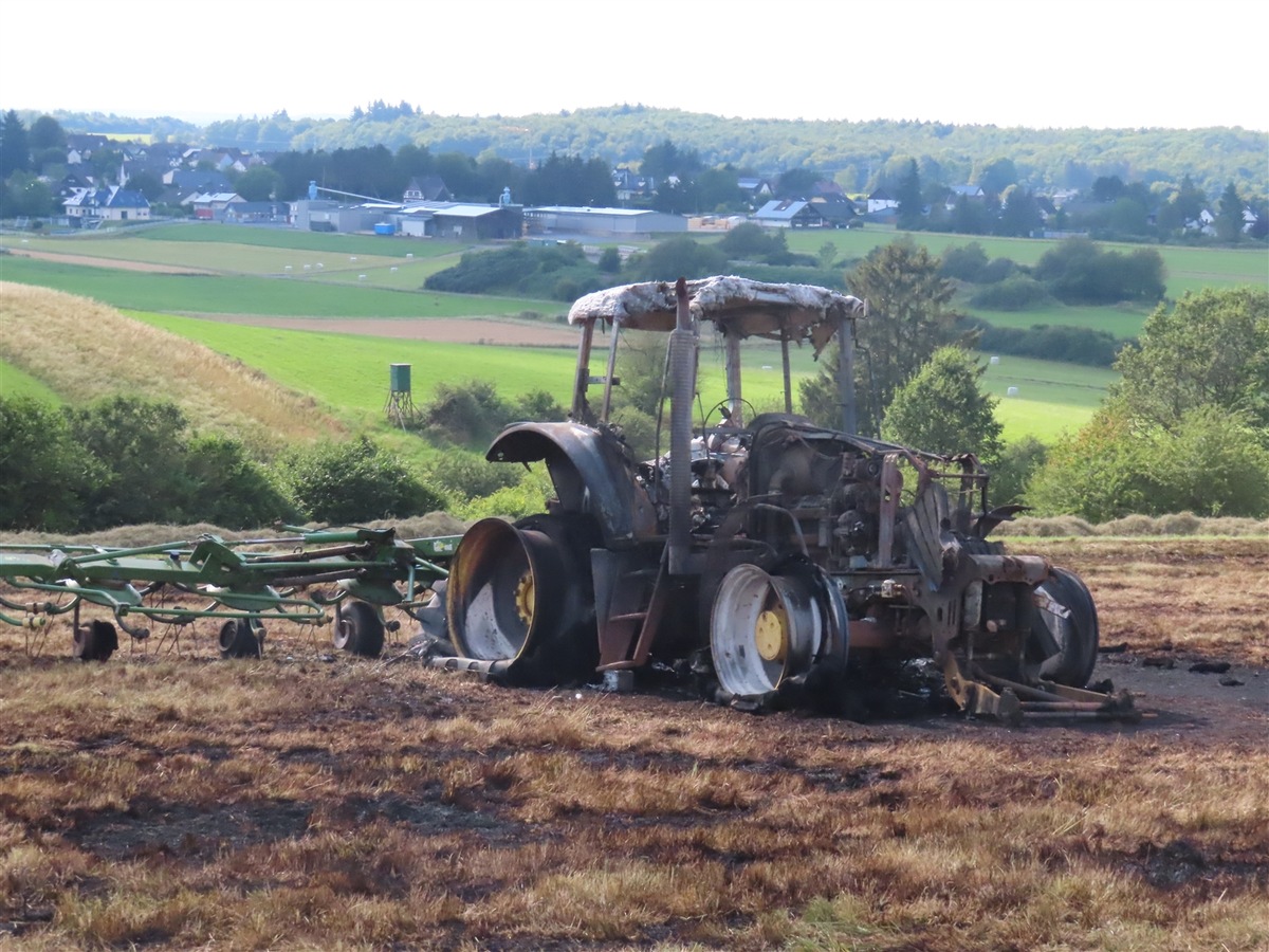 POL-EU: Traktor geriet in Brand