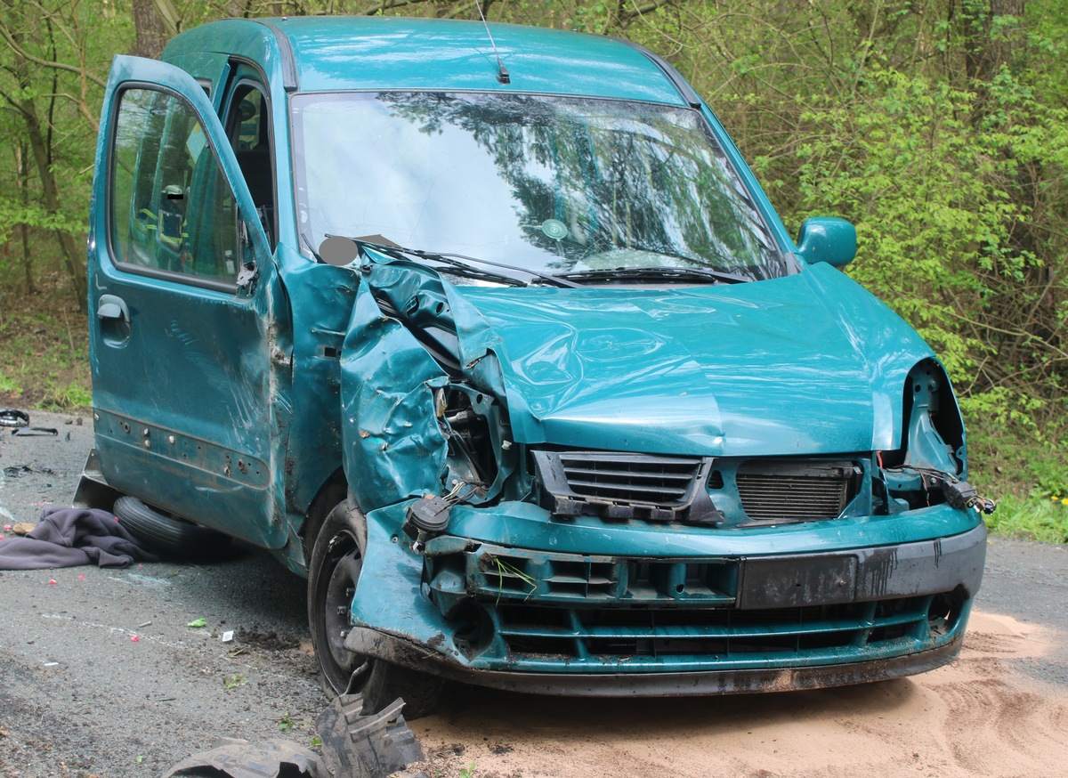 POL-MI: Zwei Autofahrer kollidieren mit Straßenbäumen