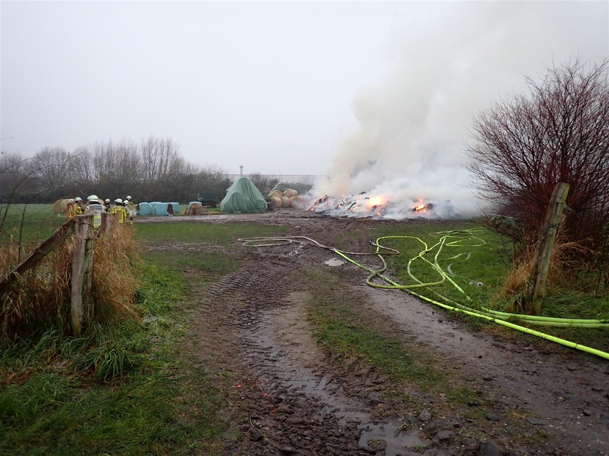 POL-DU: Friemersheim: Heuballen in Brand - Zeugensuche