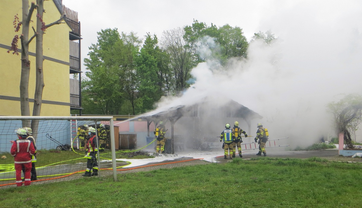 FW-E: PKW und Carport gehen in Flammen auf, keine Verletzten