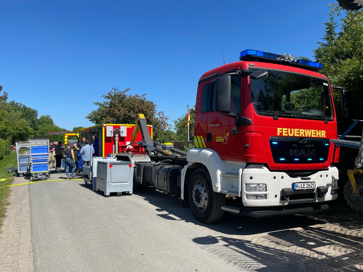 FW Lehrte: Gartenlaube brennt in Kleingartenkolonie