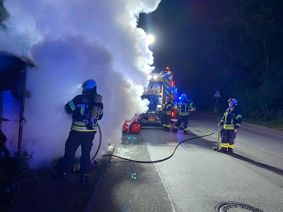 FW-EN: Altkleidercontainer steht in Vollbrand