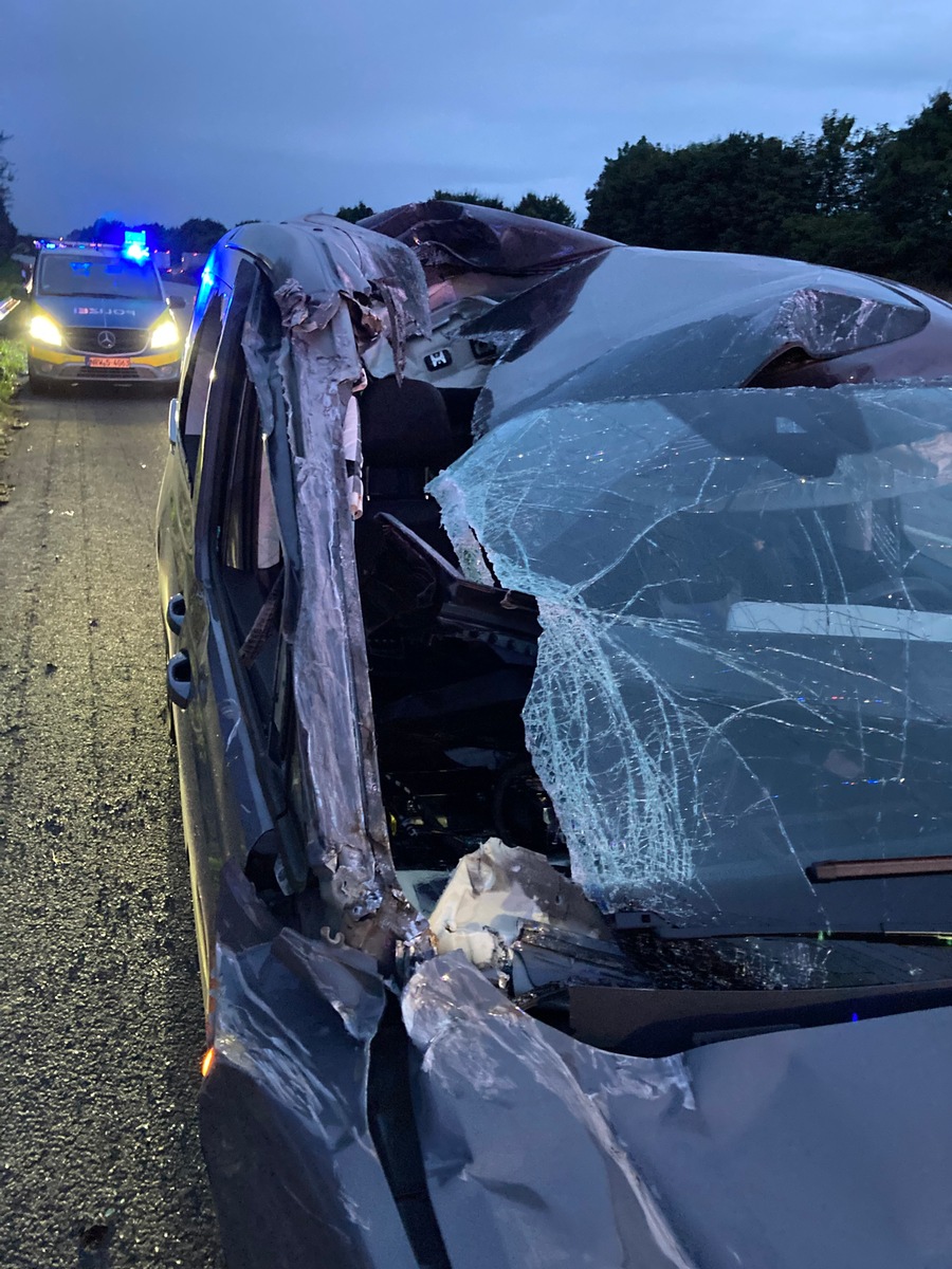 POL-BI: Caddy reißt bei Unfall auf