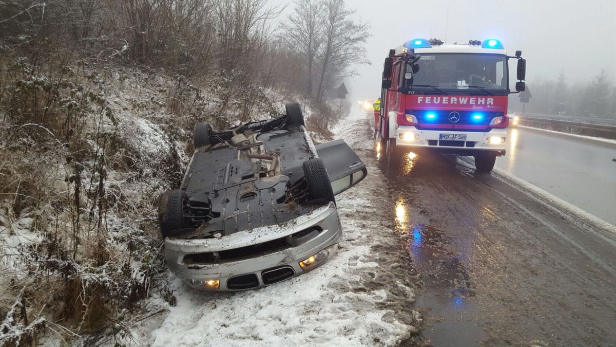 FW-AR: Pkw überschlägt sich auf der Autobahn: Feuerwehr versorgt Schwangere und weitere Kinder