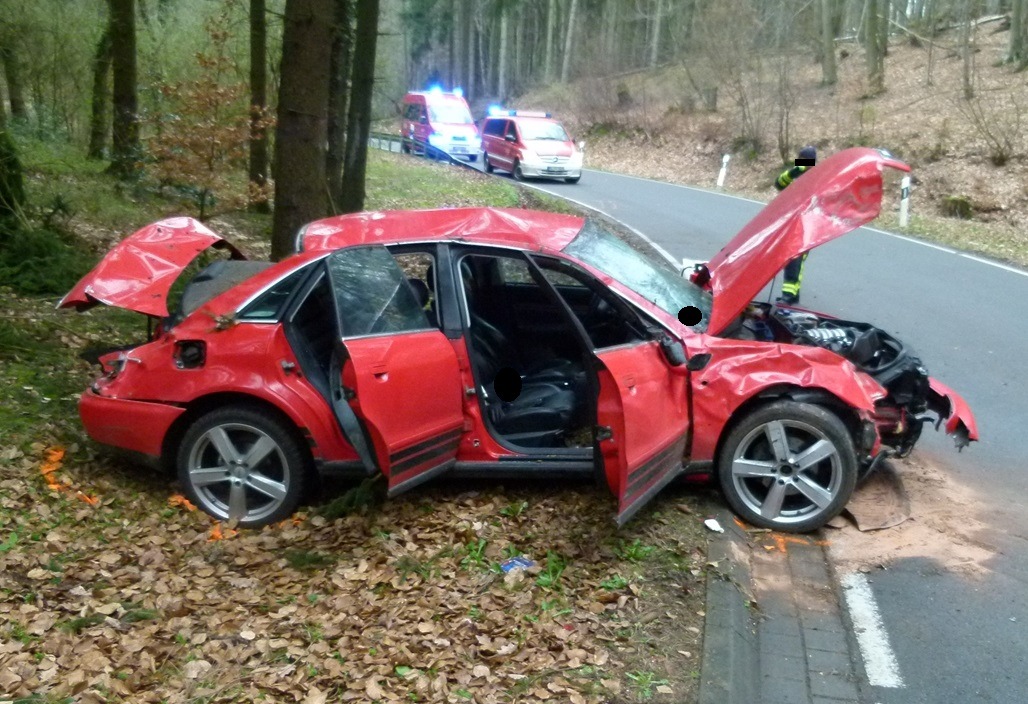 POL-MI: Auto überschlägt sich und kracht gegen Baum