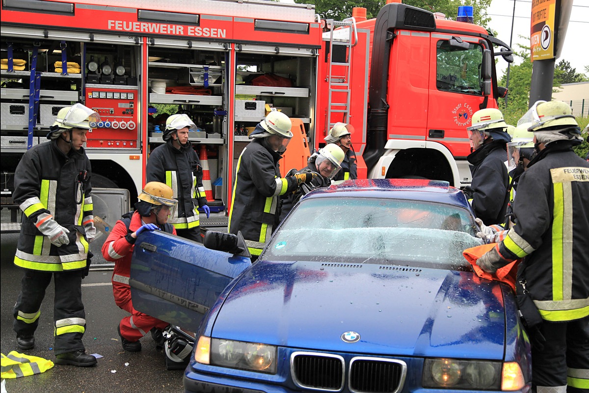 FW-E: Alleinunfall, PKW schleudert gegen Laterne, Patientin wird mit hydraulischem Rettungsgerät befreit