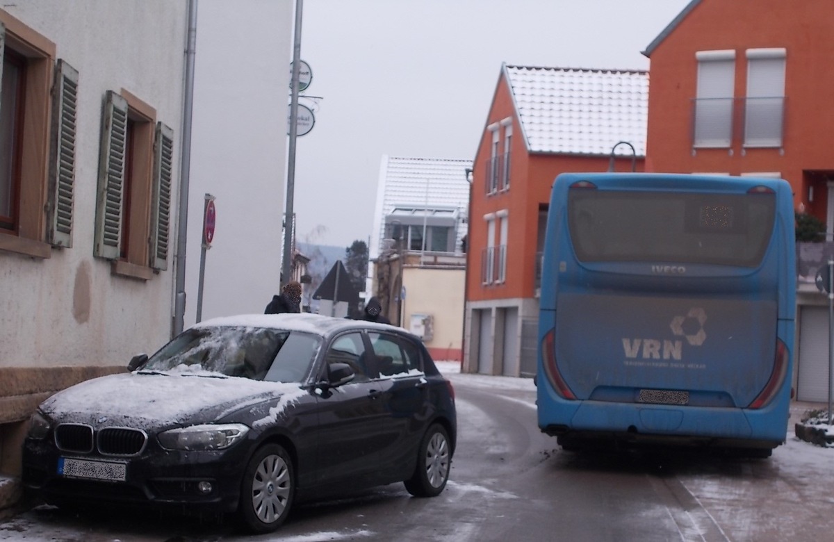 POL-PDNW: (Ruppertsberg) Erst gegen Bus, dann gegen Hauswand