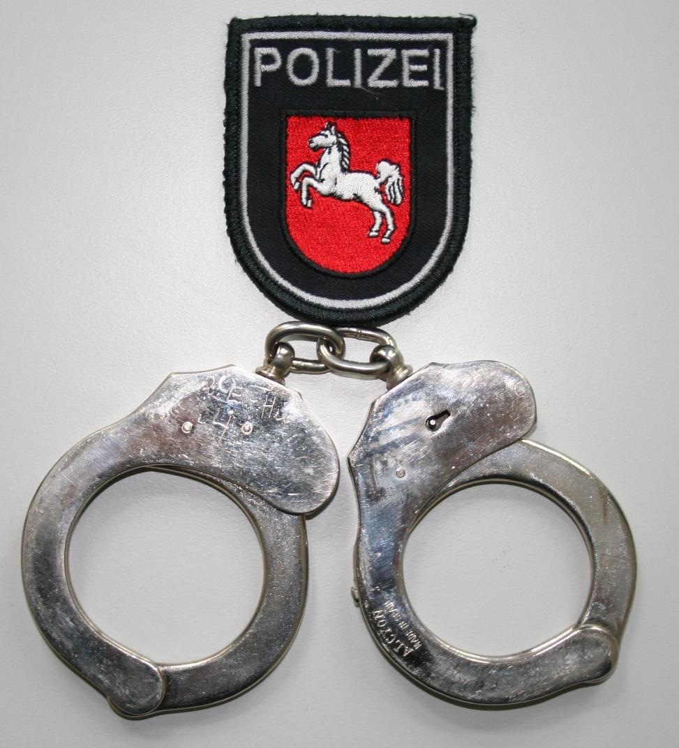 POL-HM: In Kleingartenanlage: Polizei nimmt Gesuchten fest