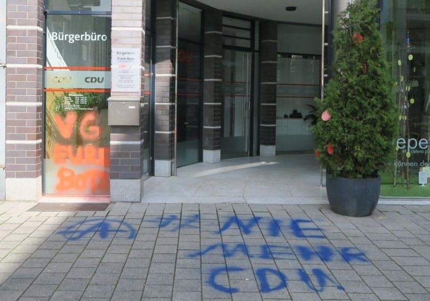 POL-MG: Unbekannte beschmieren Bürgerbüro