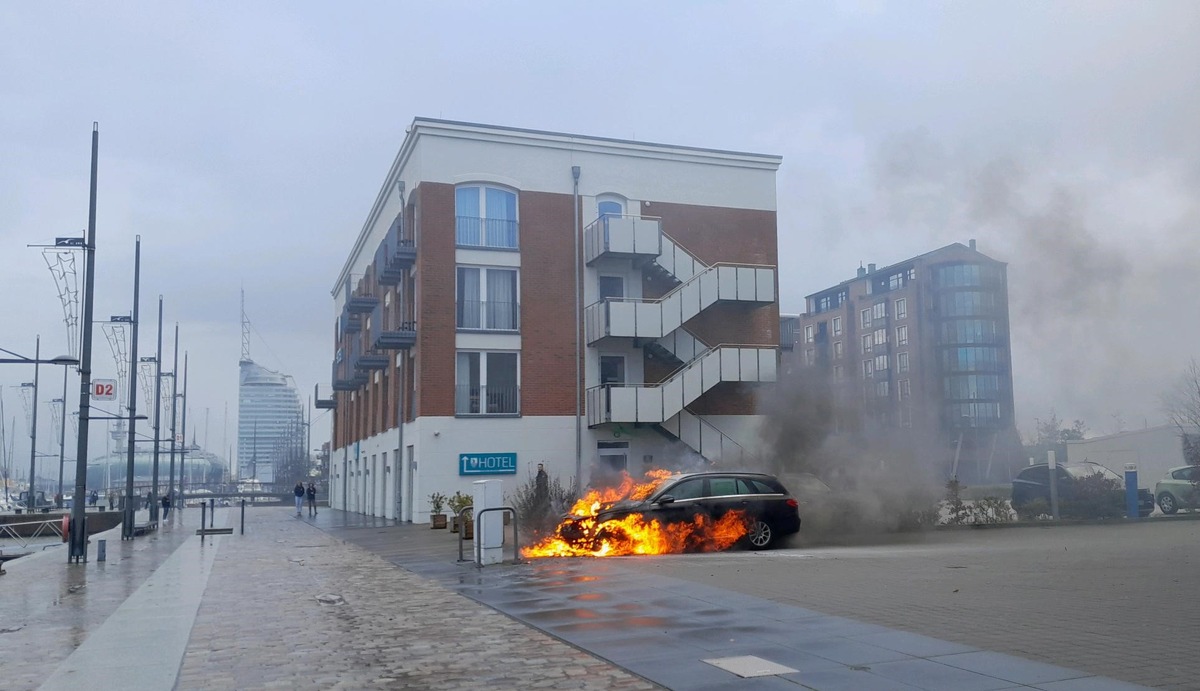 FW Bremerhaven: PKW-Brand