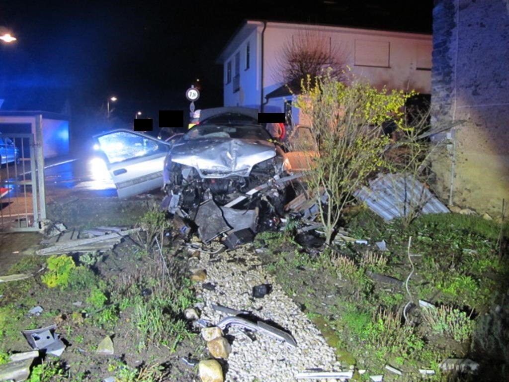 POL-PDWIL: Verkehrsunfall mit schwerverletzter Person - Fahrer flüchtet!