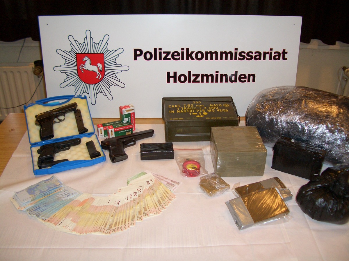 POL-HOL: Holzmindener Polizei gelingt Schlag gegen Rauschgiftkriminalität: Sieben Kilogramm Haschisch und Marihuana sichergestellt - Drei Dealer in Haft / Schusswaffen und Dealgeld beschlagnahmt -