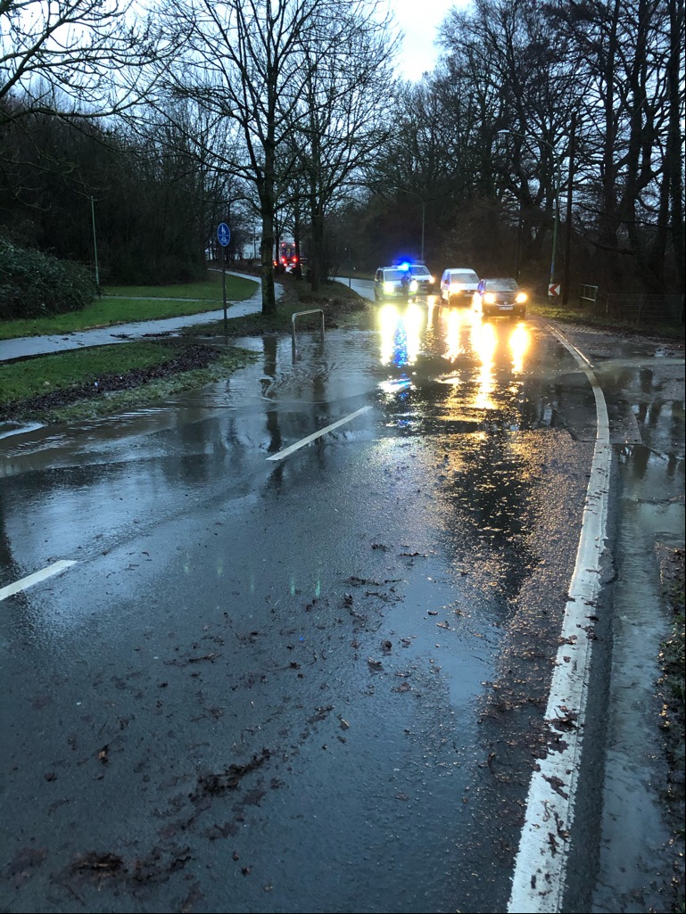 POL-HA: Sauerlandstraße stellenweise unter Wasser